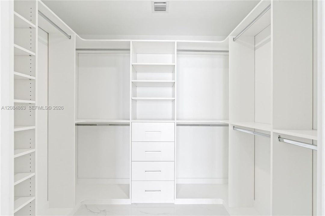 В аренду: $11,800 (2 спален, 3 ванн, 1306 Квадратных фут)
