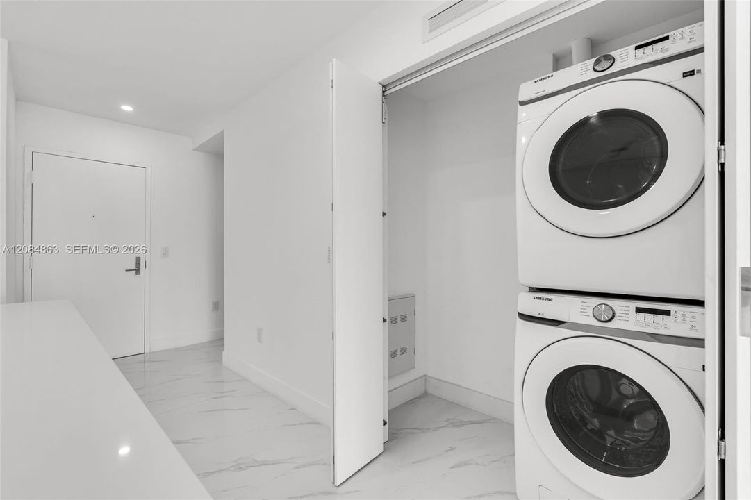 В аренду: $11,800 (2 спален, 3 ванн, 1306 Квадратных фут)