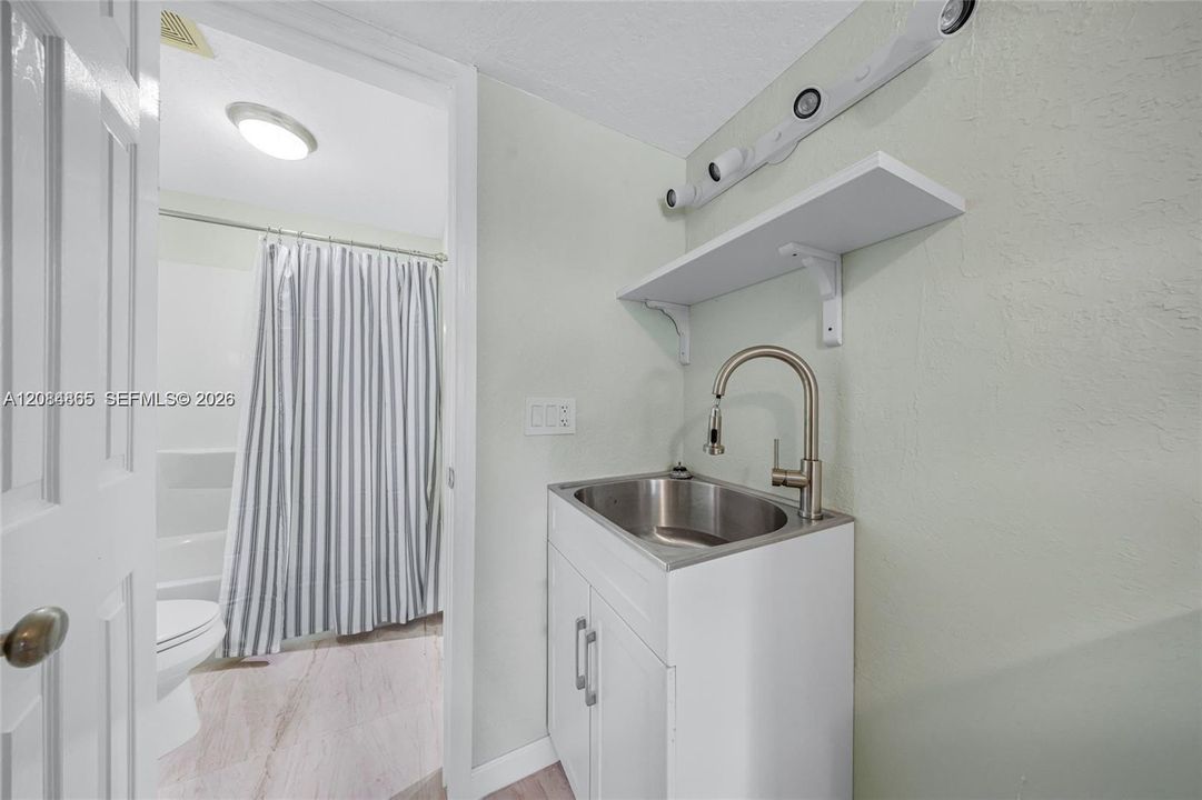 For Rent: $1,400 (0 beds, 1 baths, 1981 Square Feet)