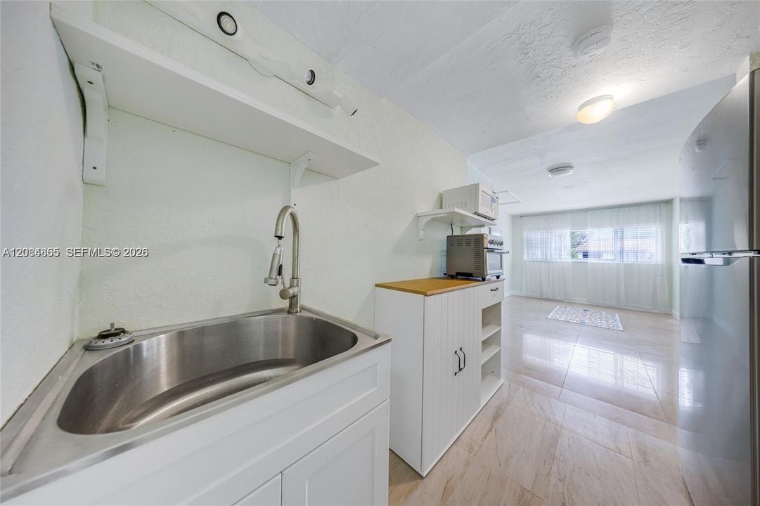 For Rent: $1,400 (0 beds, 1 baths, 1981 Square Feet)