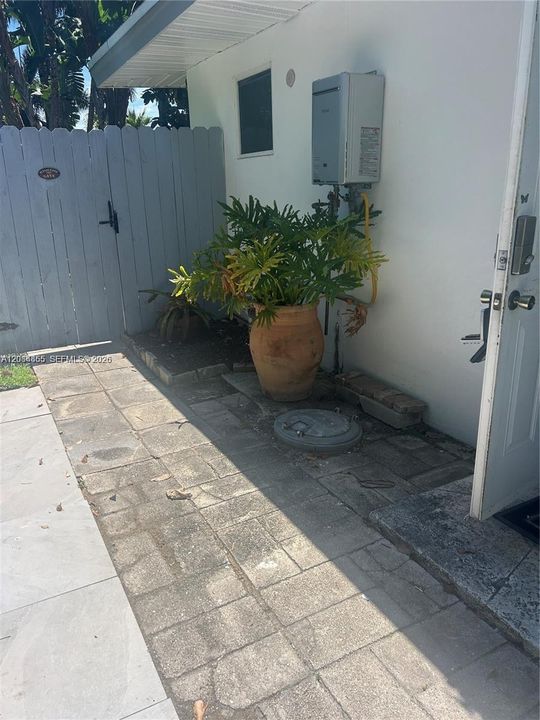 For Rent: $1,400 (0 beds, 1 baths, 1981 Square Feet)