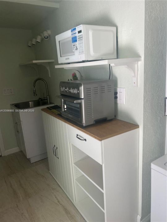 For Rent: $1,400 (0 beds, 1 baths, 1981 Square Feet)