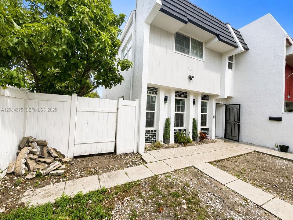 For Rent: $1,350 (1 beds, 1 baths, 500 Square Feet)