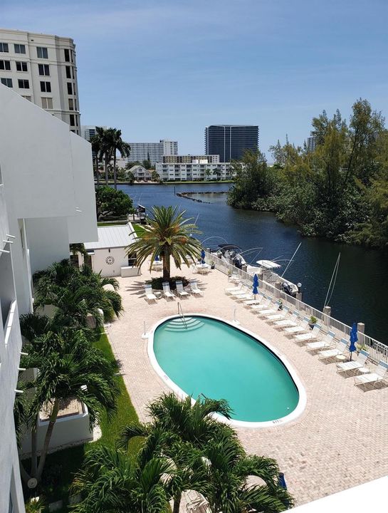 D404 - Pool and Canal view