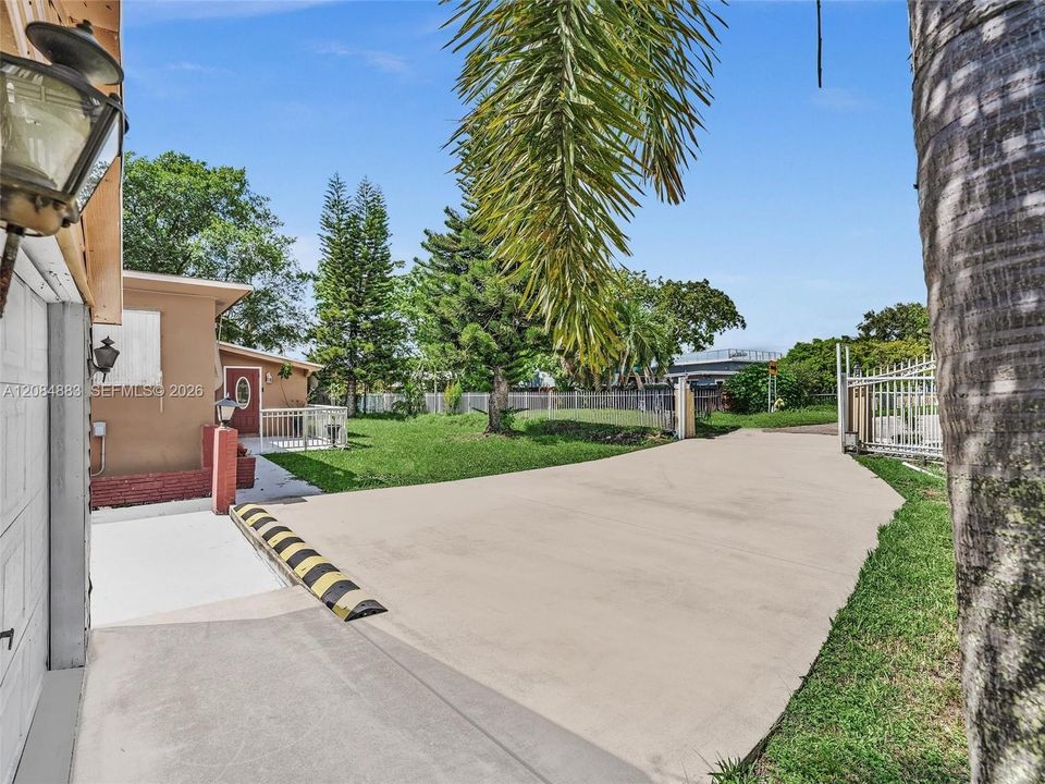 For Sale: $799,000 (3 beds, 3 baths, 2025 Square Feet)
