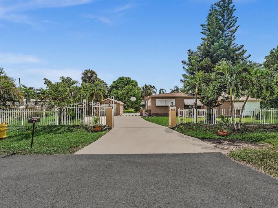 For Sale: $799,000 (3 beds, 3 baths, 2025 Square Feet)