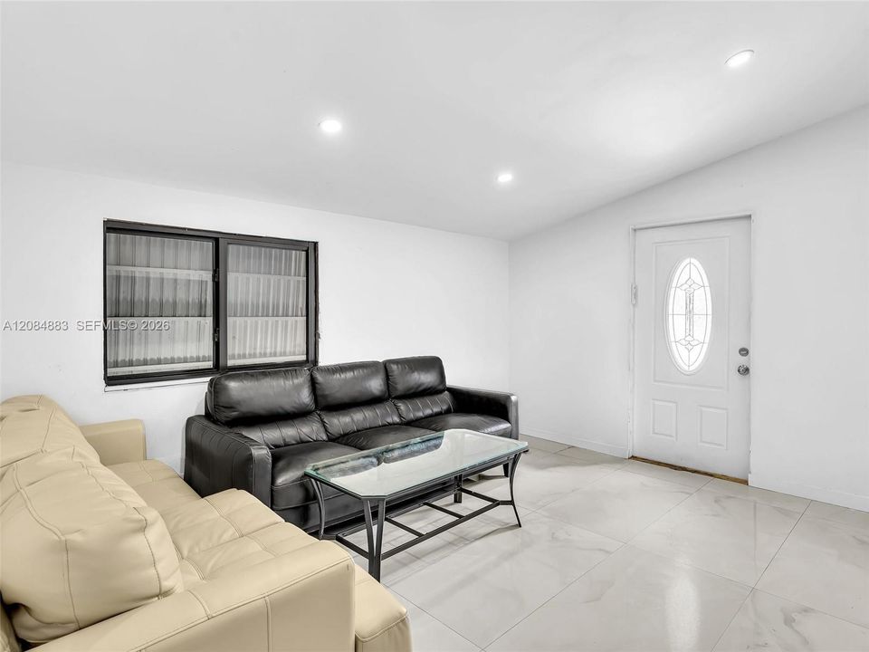 For Sale: $799,000 (3 beds, 3 baths, 2025 Square Feet)