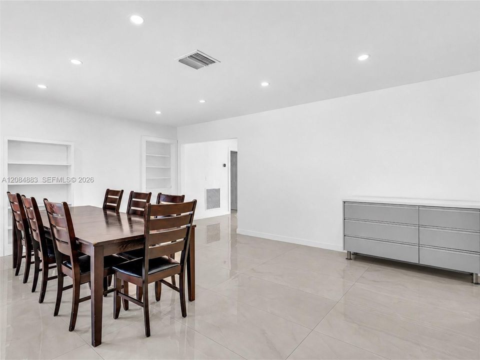 For Sale: $799,000 (3 beds, 3 baths, 2025 Square Feet)