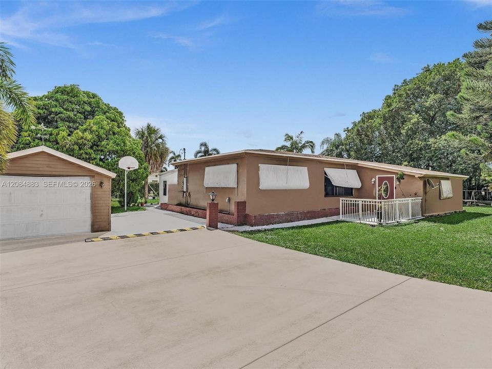 For Sale: $799,000 (3 beds, 3 baths, 2025 Square Feet)