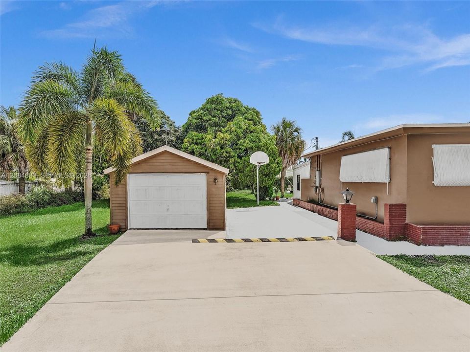 For Sale: $799,000 (3 beds, 3 baths, 2025 Square Feet)