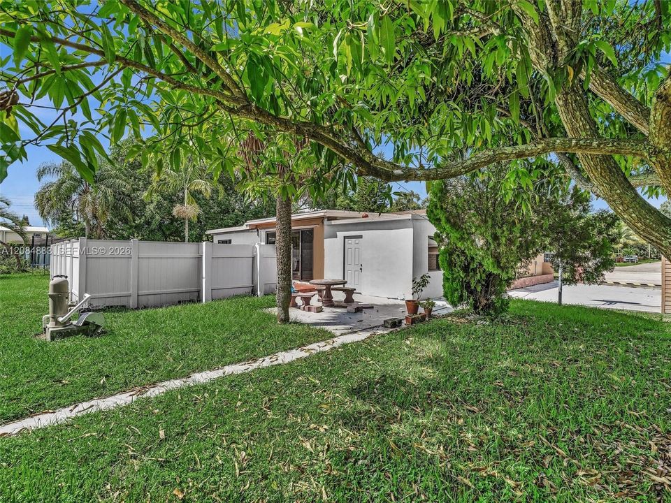 For Sale: $799,000 (3 beds, 3 baths, 2025 Square Feet)