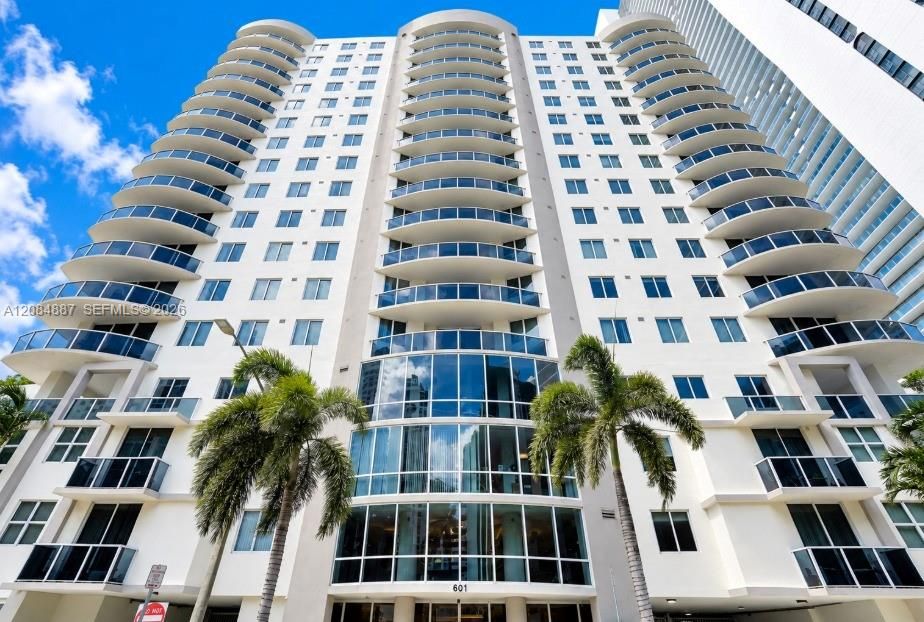 For Rent: $2,600 (1 beds, 1 baths, 663 Square Feet)
