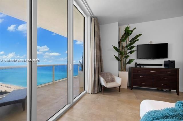 For Rent: $11,000 (3 beds, 3 baths, 1979 Square Feet)