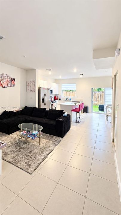 For Rent: $2,600 (3 beds, 3 baths, 1300 Square Feet)