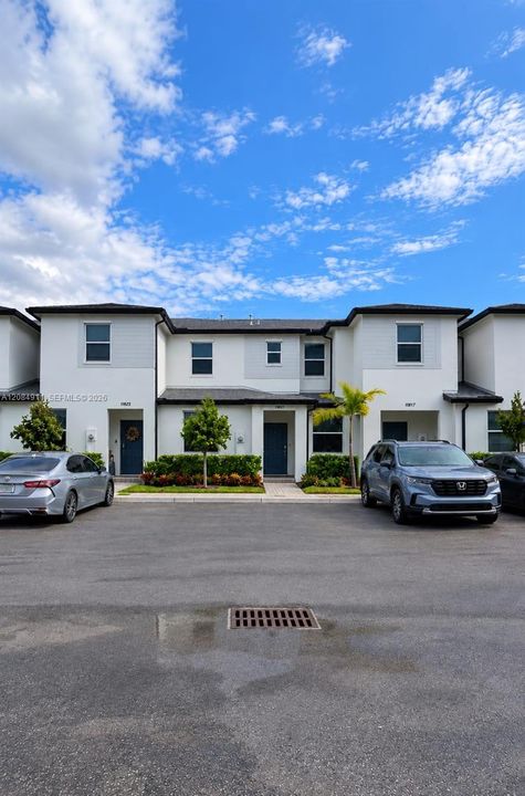 For Rent: $2,600 (3 beds, 3 baths, 1300 Square Feet)