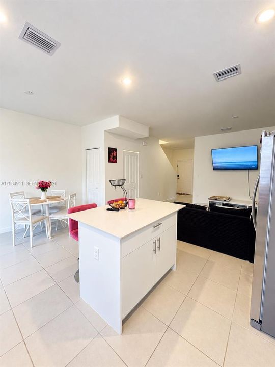 For Rent: $2,600 (3 beds, 3 baths, 1300 Square Feet)