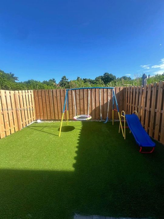 For Rent: $2,600 (3 beds, 3 baths, 1300 Square Feet)