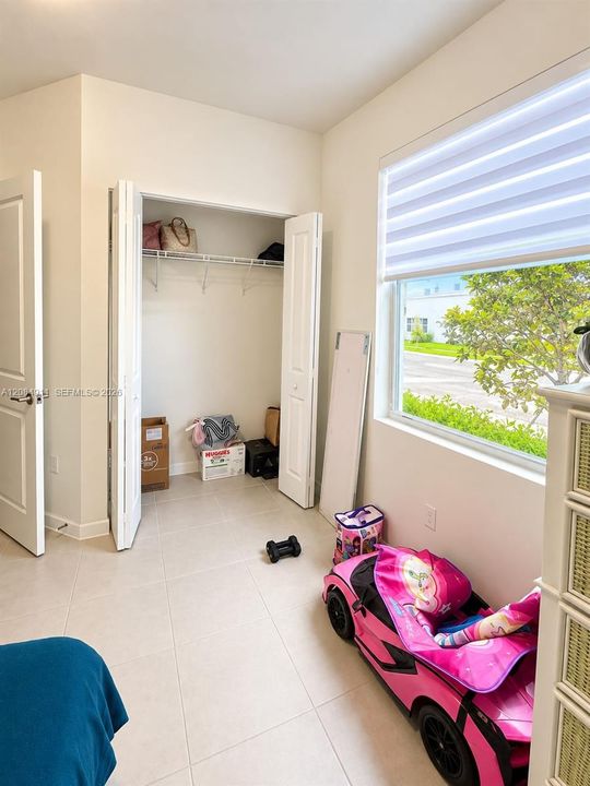 For Rent: $2,600 (3 beds, 3 baths, 1300 Square Feet)