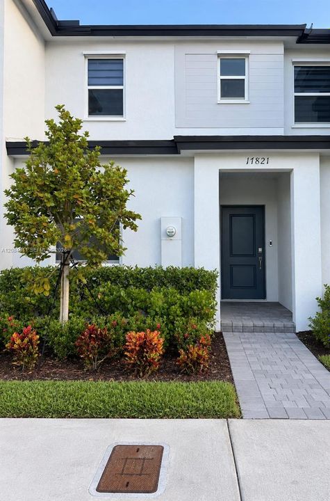 For Rent: $2,600 (3 beds, 3 baths, 1300 Square Feet)