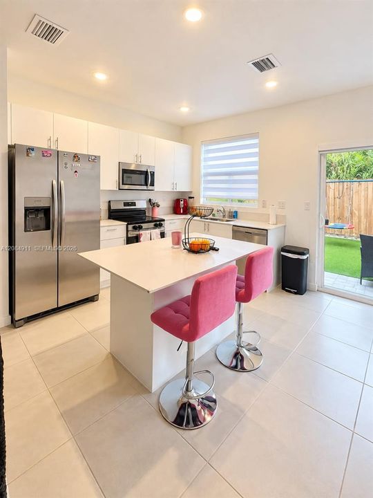 For Rent: $2,600 (3 beds, 3 baths, 1300 Square Feet)
