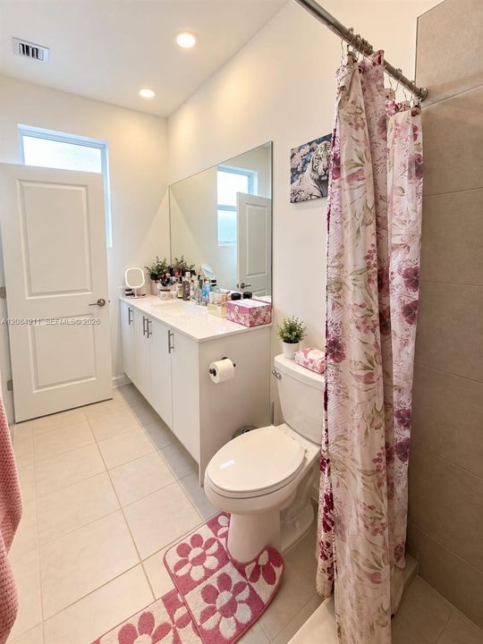 For Rent: $2,600 (3 beds, 3 baths, 1300 Square Feet)