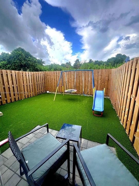 For Rent: $2,600 (3 beds, 3 baths, 1300 Square Feet)