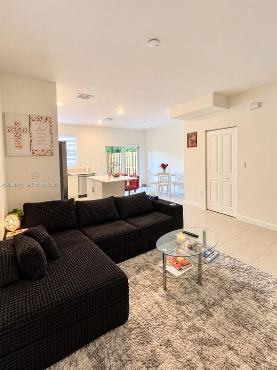 For Rent: $2,600 (3 beds, 3 baths, 1300 Square Feet)