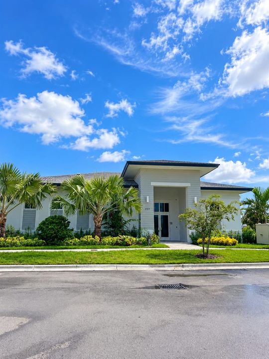For Rent: $2,600 (3 beds, 3 baths, 1300 Square Feet)