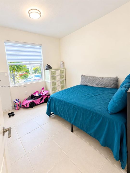 For Rent: $2,600 (3 beds, 3 baths, 1300 Square Feet)