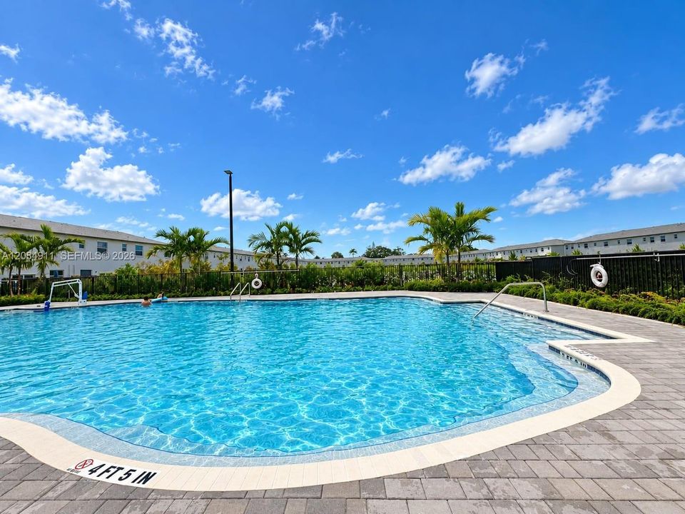 For Rent: $2,600 (3 beds, 3 baths, 1300 Square Feet)