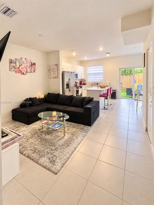 For Rent: $2,600 (3 beds, 3 baths, 1300 Square Feet)
