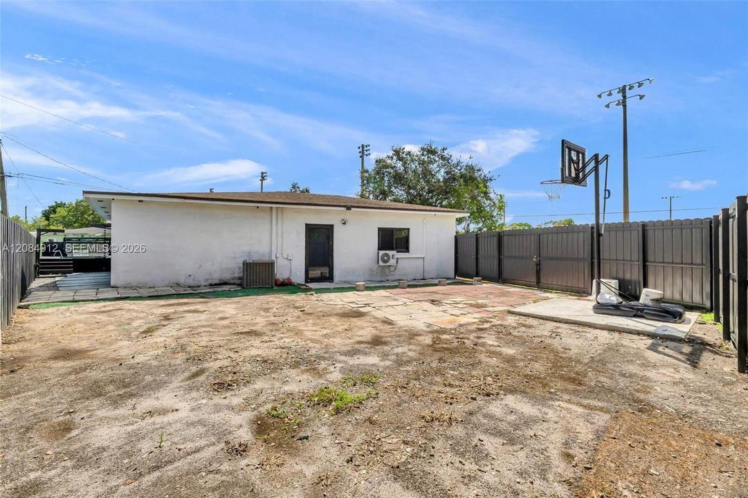 Activo con contrato: $720,000 (5 camas, 3 baños, 1567 Pies cuadrados)