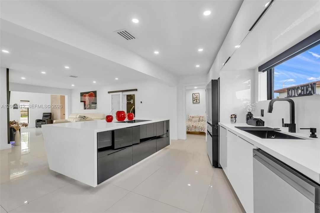 Activo con contrato: $720,000 (5 camas, 3 baños, 1567 Pies cuadrados)