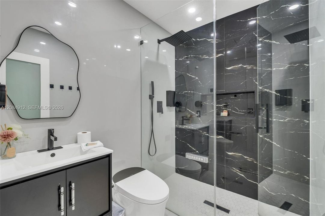 Activo con contrato: $720,000 (5 camas, 3 baños, 1567 Pies cuadrados)