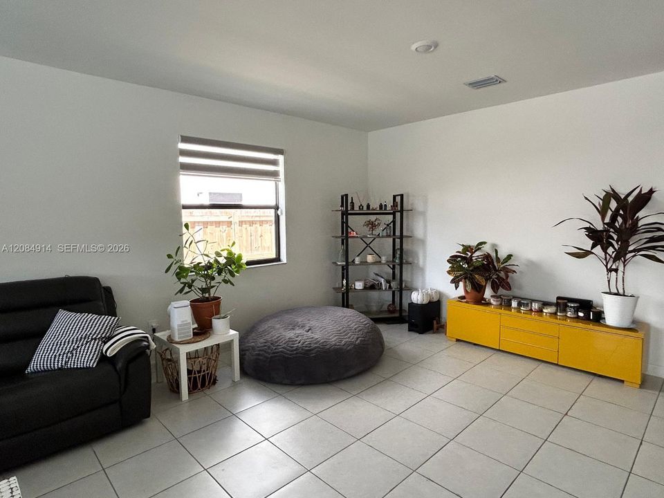 For Rent: $3,500 (3 beds, 2 baths, 1726 Square Feet)
