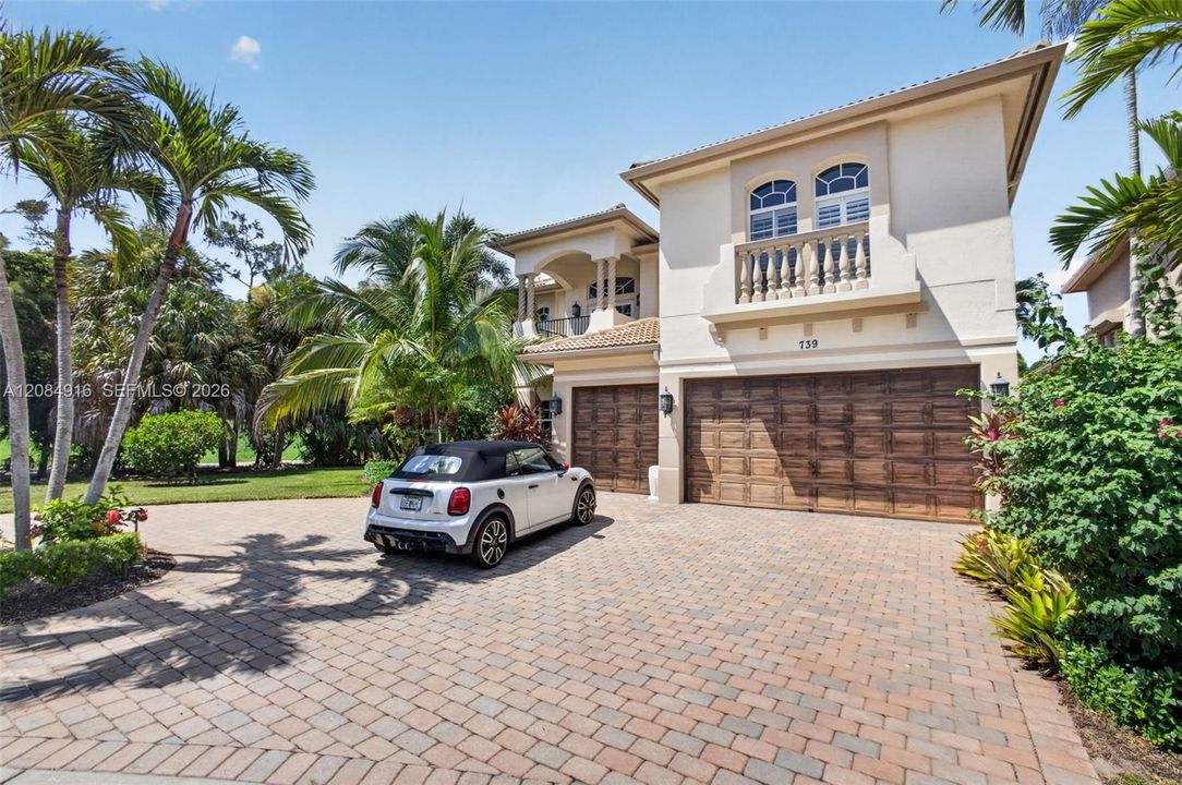 Activo con contrato: $3,395,000 (5 camas, 5 baños, 4476 Pies cuadrados)