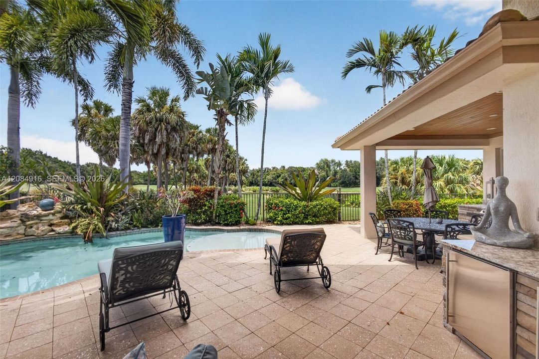 Activo con contrato: $3,395,000 (5 camas, 5 baños, 4476 Pies cuadrados)
