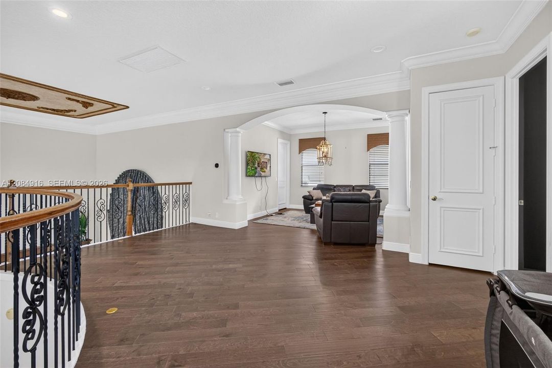 Activo con contrato: $3,395,000 (5 camas, 5 baños, 4476 Pies cuadrados)
