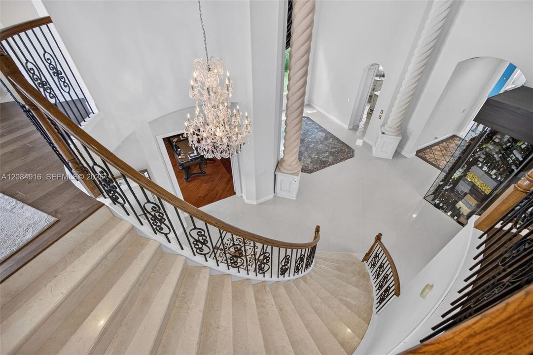 Activo con contrato: $3,395,000 (5 camas, 5 baños, 4476 Pies cuadrados)