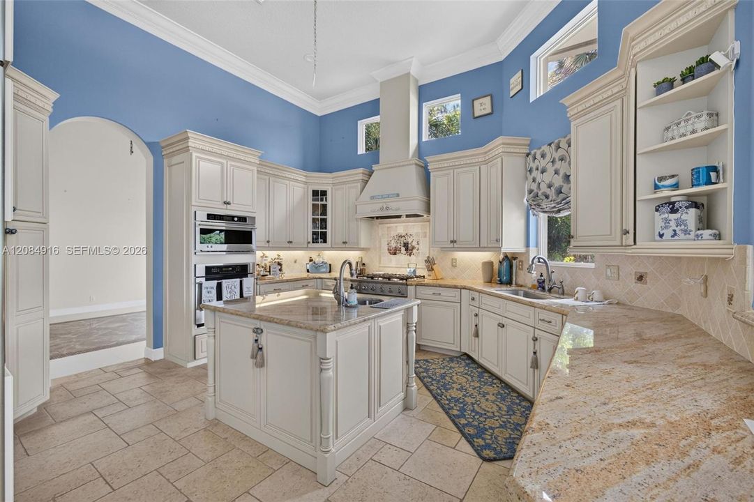 Activo con contrato: $3,395,000 (5 camas, 5 baños, 4476 Pies cuadrados)
