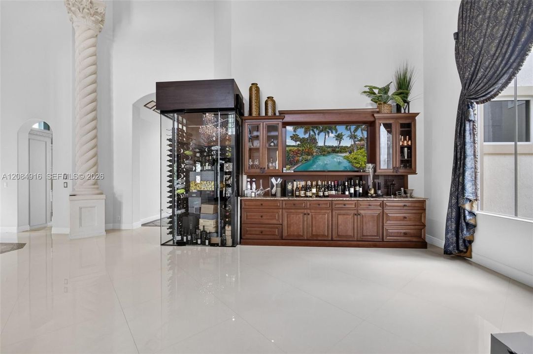 Activo con contrato: $3,395,000 (5 camas, 5 baños, 4476 Pies cuadrados)