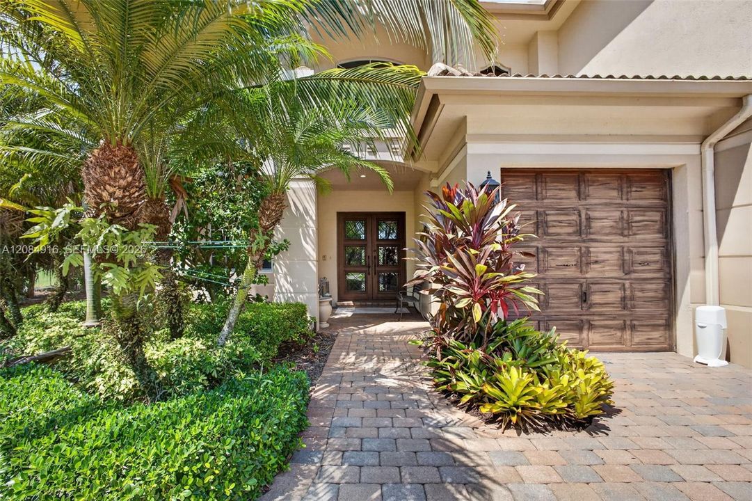 Activo con contrato: $3,395,000 (5 camas, 5 baños, 4476 Pies cuadrados)