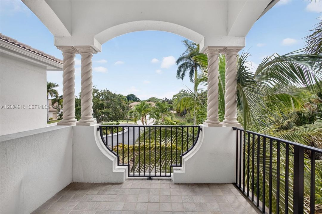 Activo con contrato: $3,395,000 (5 camas, 5 baños, 4476 Pies cuadrados)