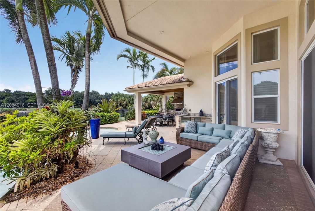 Activo con contrato: $3,395,000 (5 camas, 5 baños, 4476 Pies cuadrados)