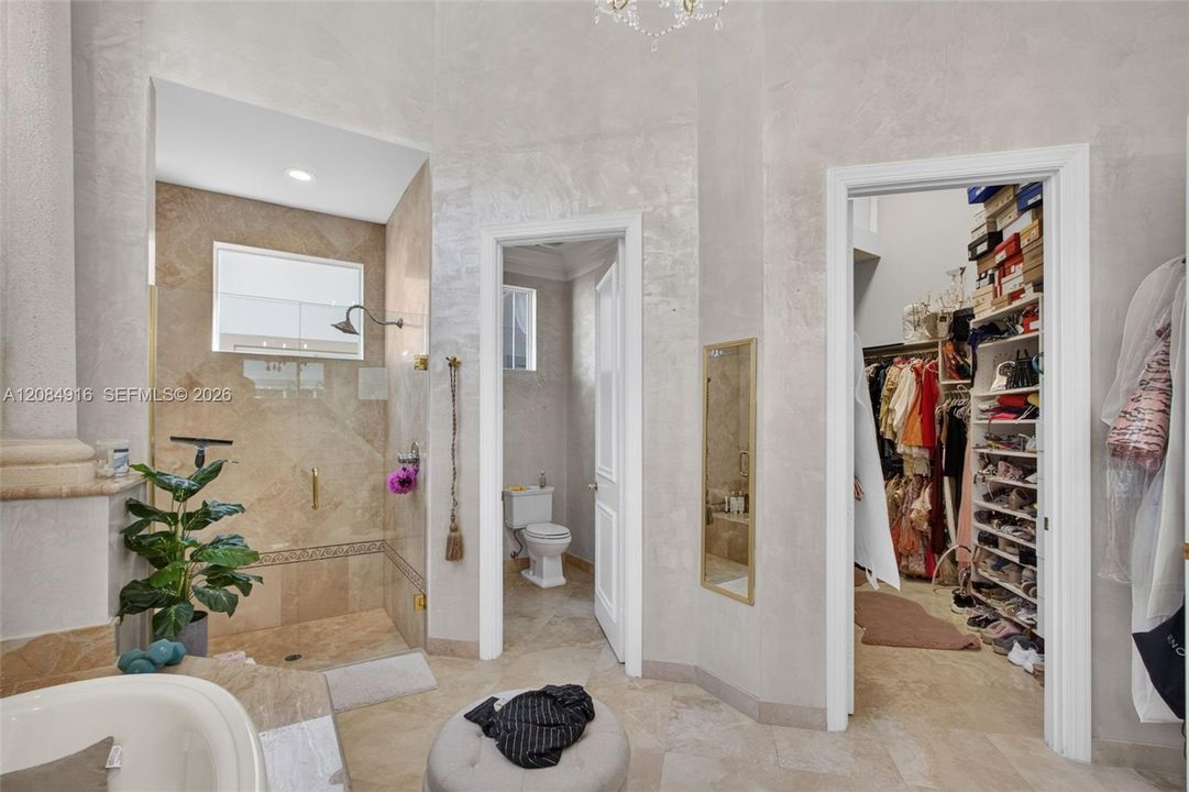 Activo con contrato: $3,395,000 (5 camas, 5 baños, 4476 Pies cuadrados)