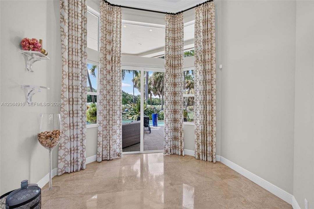 Activo con contrato: $3,395,000 (5 camas, 5 baños, 4476 Pies cuadrados)