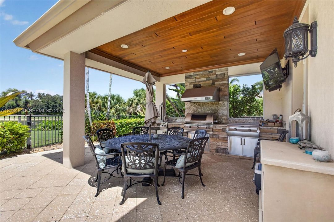 Activo con contrato: $3,395,000 (5 camas, 5 baños, 4476 Pies cuadrados)