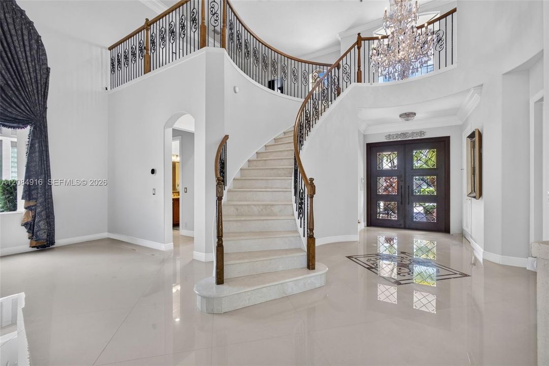 Activo con contrato: $3,395,000 (5 camas, 5 baños, 4476 Pies cuadrados)