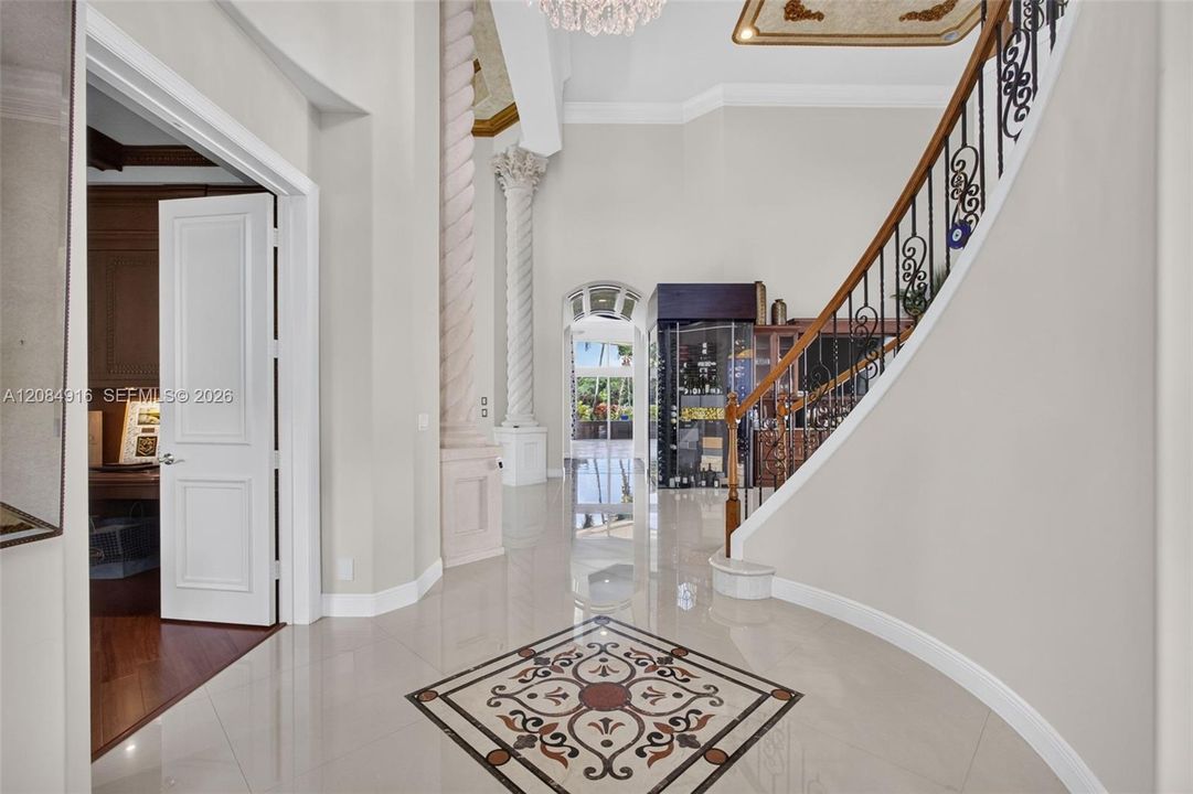 Activo con contrato: $3,395,000 (5 camas, 5 baños, 4476 Pies cuadrados)