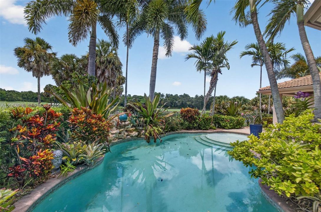 Activo con contrato: $3,395,000 (5 camas, 5 baños, 4476 Pies cuadrados)